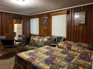 Una cama o camas en una habitación de DeWitt Rooms & Cottages