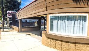 ein Gebäude mit einem Seitenfenster in der Unterkunft Marina Inn in Berkeley