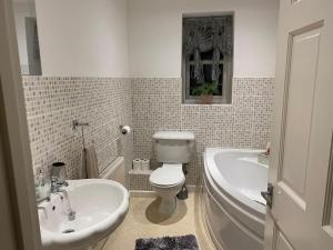 a bathroom with a sink and a toilet and a tub at Apartment - Sleeps 2 - Pet friendly - Parking in Ludlow +11 photos