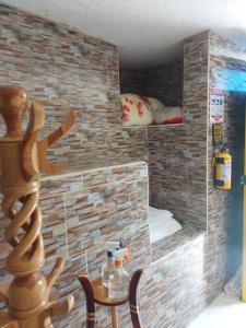 een kamer met een tafel en stoelen in een speelkamer bij La Casa de La Piedra in Guatapé