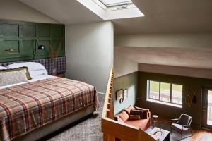 Un pat sau paturi într-o cameră la Hunter Lodge, a Bluebird by Lark