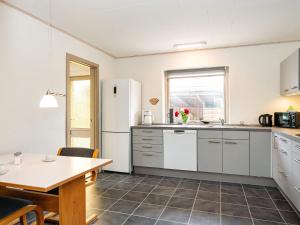 Kuchyň nebo kuchyňský kout v ubytování Holiday home Struer XXIII
