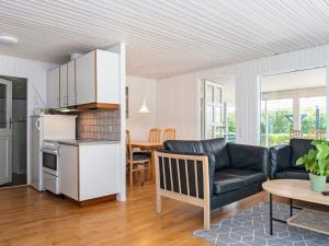 cocina y sala de estar con sofá y mesa en Holiday home Skjern XV, en Skjern