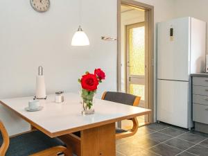 Kuchyň nebo kuchyňský kout v ubytování Holiday home Struer XXIII