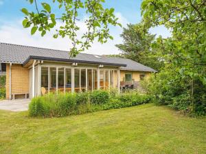 - une vue sur l'extérieur d'une maison avec une cour dans l'établissement Holiday home Struer XXIII, à Struer