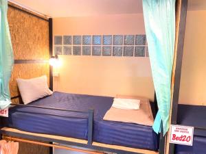 Katil atau katil-katil dalam bilik di Khao Sok Inn Hostel