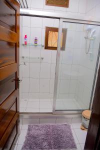 Ванная комната в MODERN LUXURIOUS 2BEDS HOUSE IN KAMPALA CITY CTR