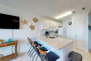 O bucătărie sau chicinetă la Grand Beach Resort 303