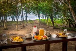 una mesa con dos platos de comida. en Playa Ganadito Ecolodge en Drake
