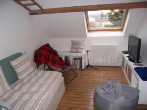 salon z kanapą i telewizorem w obiekcie Maison cosy à 200m de la plage, 3 ch, terrasse, WiFi, proche centre, idéale pour famille - FR-1-675-7 w mieście Wimereux