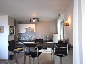 kuchnia i jadalnia ze stołem i krzesłami w obiekcie Appartement moderne avec balcon à Évian-les-Bains - FR-1-498-80 w mieście Évian-les-Bains