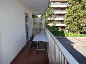 stół na balkonie budynku w obiekcie Appartement moderne avec balcon à Évian-les-Bains - FR-1-498-80 w mieście Évian-les-Bains +3 zdjęcia