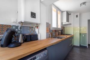 Kuchyňa alebo kuchynka v ubytovaní Restful 1 bedroom with AC and sea view terrace - Dodo et Tartine