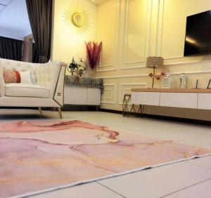 een woonkamer met een bank en een tapijt bij 北欧ING风格豪华日出海景套房 Nordic ING Luxury Seaview Suite in Tanjong Tokong