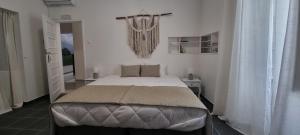 een slaapkamer met een bed in een witte kamer bij Casa Al'entejo in Ferreira do Alentejo