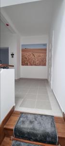 Habitación blanca con una pintura en la pared en Casa Al'entejo, en Ferreira do Alentejo