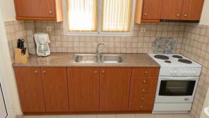 A kitchen or kitchenette at Goldener Strand 2
