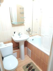 une salle de bain avec toilettes, lavabo et baignoire dans l'établissement AURA on Kievskaya, 168, à Bishkek