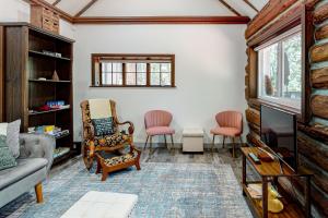 una sala de estar con un sofá y dos sillas en Top Town Retreat, en Crestline