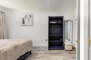 Un dormitorio con una cama y un armario negro. en Top Town Retreat, en Crestline