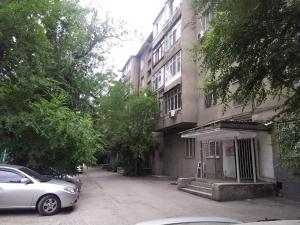 une voiture garée dans une rue à côté d'un bâtiment dans l'établissement AURA on Kievskaya, 168, à Bishkek