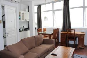 sala de estar con sofá y mesa en Davidduc's Apartment Nam Ngu en Hanói