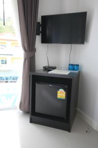 TV a/nebo společenská místnost v ubytování Karon Sea Side