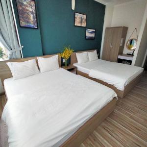 Postel nebo postele na pokoji v ubytování Dalat Memory Inn