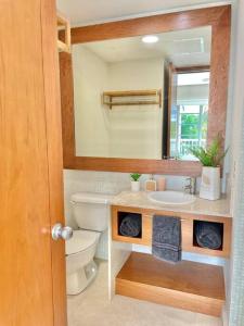 A bathroom at Vista al Lago con balcón en Mayan Lakes