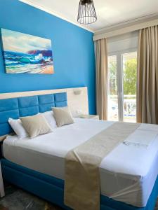Un pat sau paturi într-o cameră la Aphrodite Beach Hotel
