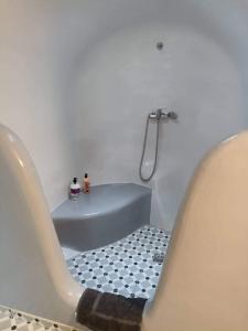 e bagno con vasca bianca e doccia. di Alamana's House - Ideal for couples ad Áno Merá