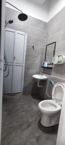 een badkamer met een toilet en een wastafel bij FAMILY HOLIDAY HOME in Ipoh