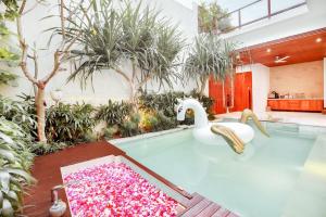 Bazén v ubytování Sana Vie Villa Seminyak by Ini Vie Hospitality nebo v jeho okolí