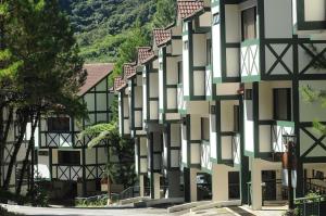 un bâtiment aux façades noires et blanches dans l'établissement Zarania Hillhomes, à Cameron Highlands