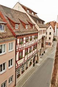 uma rua vazia numa cidade com edifícios em Hotel Elch Boutique em Nurembergue