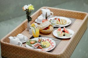 スミニャックにあるSana Vie Villa Seminyak by Ini Vie Hospitalityの食べ物の皿が置かれたミニチュアテーブル