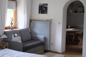 - une chambre avec une chaise, une table et une fenêtre dans l'établissement Kienberghof, à Inzell