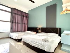 une chambre avec deux lits et une fenêtre dans l'établissement Summer House-Atlantis Residence, à Malacca 19 autres photos