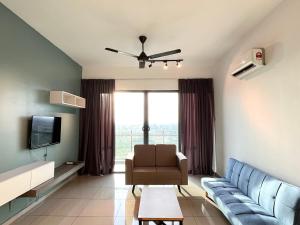 un salon avec un canapé et une télévision dans l'établissement Summer House-Atlantis Residence, à Malacca