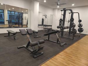 STUDIO SUITE HOMESTAY KLIA tesisinde fitness merkezi ve/veya fitness olanakları