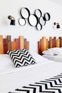 Кровать или кровати в номере HôTEL LES VOLETS ROUGES - CASSIS