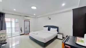 莱卡邦Grand Airport Resort的卧室里有一张床和一张书桌