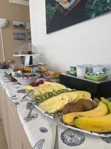 マルサラにあるSUITEBEACH b&b and resortのバナナなどの果物・野菜を盛り付けたテーブル