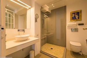 Un baño con lavabo, inodoro y ducha. en MIMAR ALTEA REMEDI urban, en Altea 18 fotos más