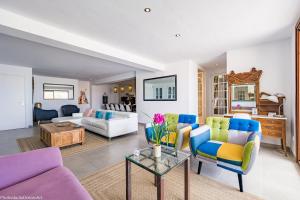 sala de estar con sillas coloridas y mesa en MIMAR ALTEA REMEDI urban, en Altea