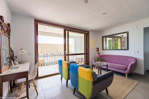 Una sala de estar con un sofá y sillas morados. en MIMAR ALTEA REMEDI urban, en Altea