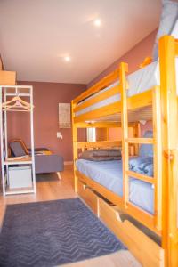 Divstāvu gulta vai divstāvu gultas numurā naktsmītnē Apartamento Mar do Grove