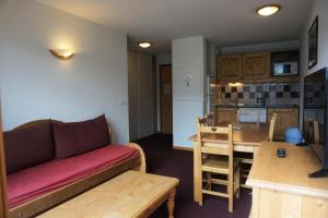 un salon avec un canapé et une table et une cuisine dans l'établissement Résidence Cristallines - 2 Pièces cabine 6 personnes MAE-7374, à Orcières 5 autres photos