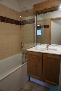 une salle de bains avec lavabo et baignoire dans l'établissement Résidence Cristallines - 2 Pièces cabine 6 personnes MAE-7374, à Orcières