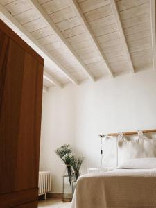 A bed or beds in a room at B&B MARNUDD
